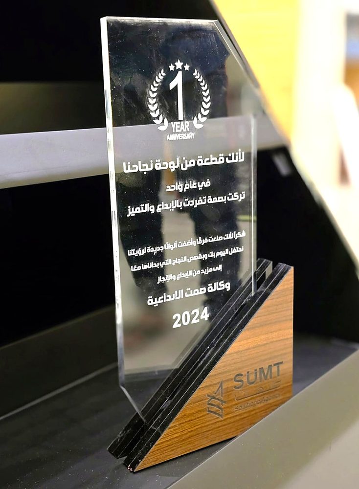 حامل بطاقة أكريليك شفاف على قاعدة خشب